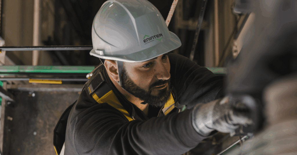 técnico en un ascensor