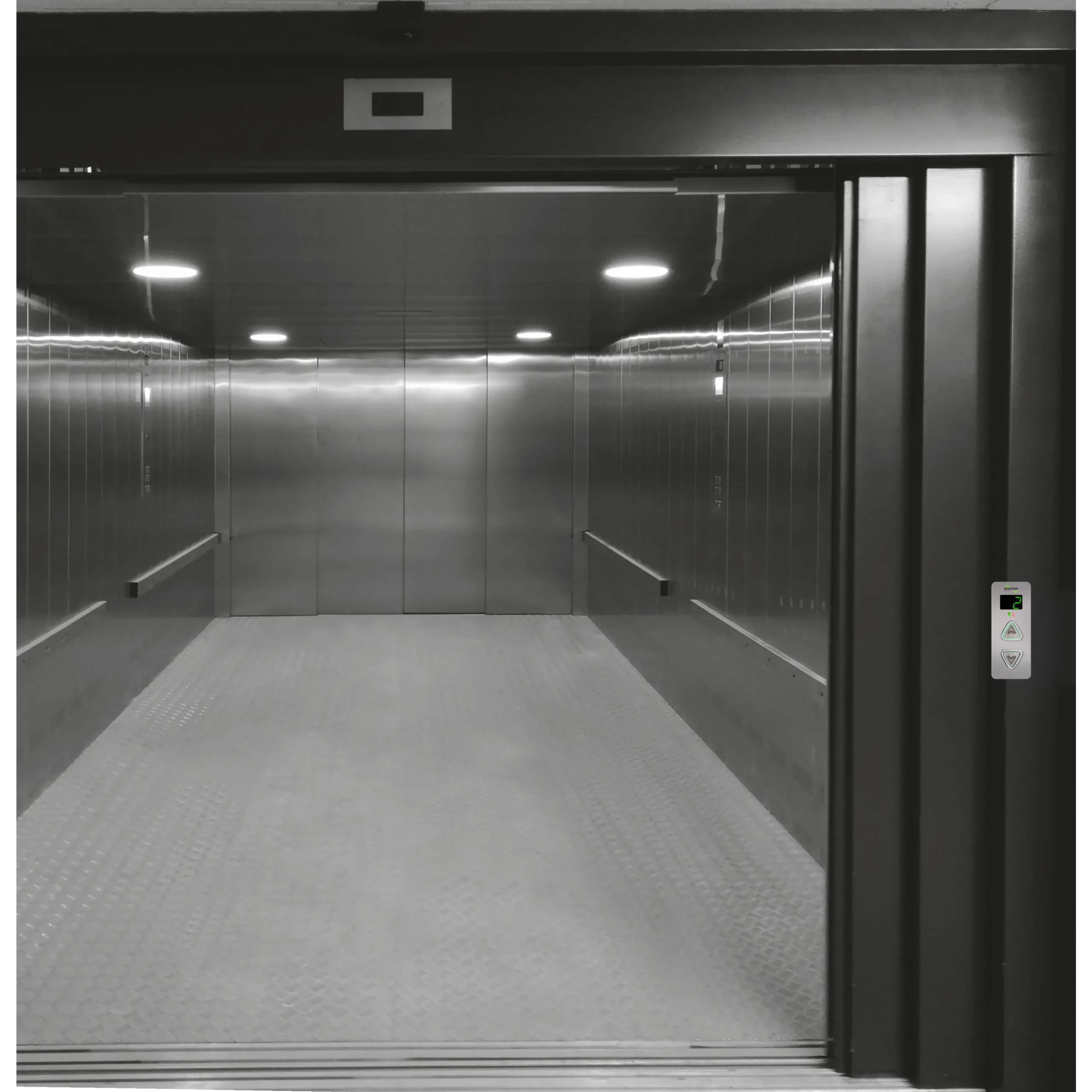 Vista interior de un amplio y moderno elevador de vehículos de acero inoxidable para consultar el ascensor para coches: precio.