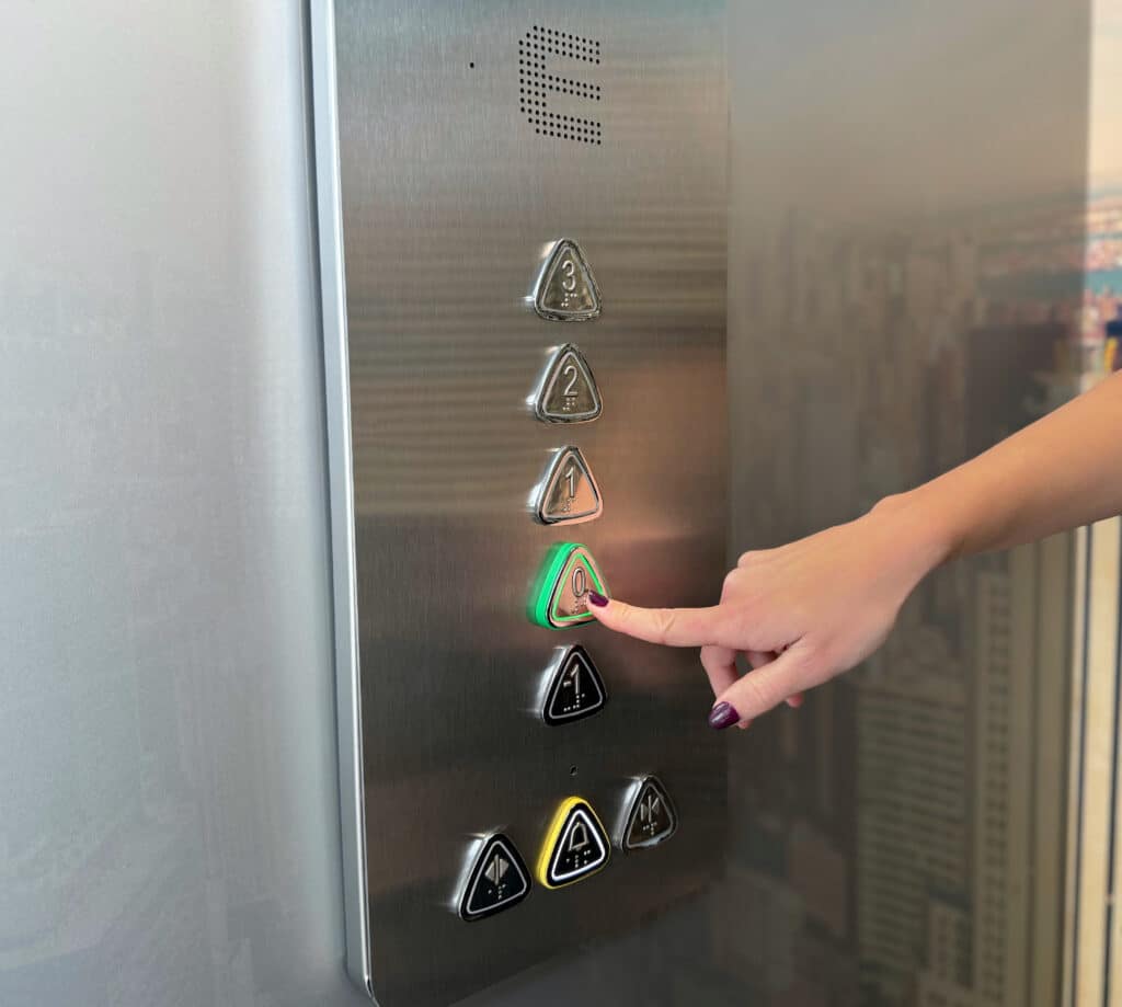 aislar una habitación del ruido del ascensor