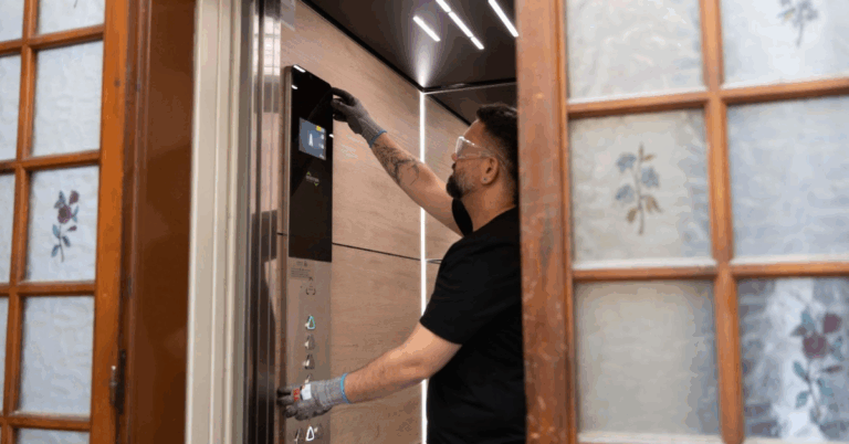 Técnico modernizando un ascensor