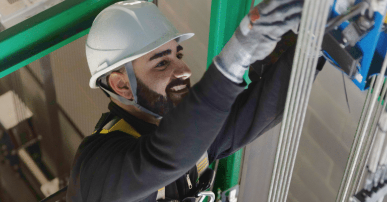 técnico instalando ascensor