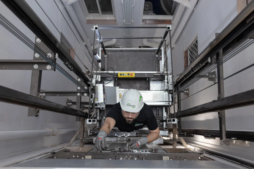 Un tecnico ascensorista specializzato esegue la manutenzione su un impianto, mostrando concretamente come diventare tecnico ascensorista.