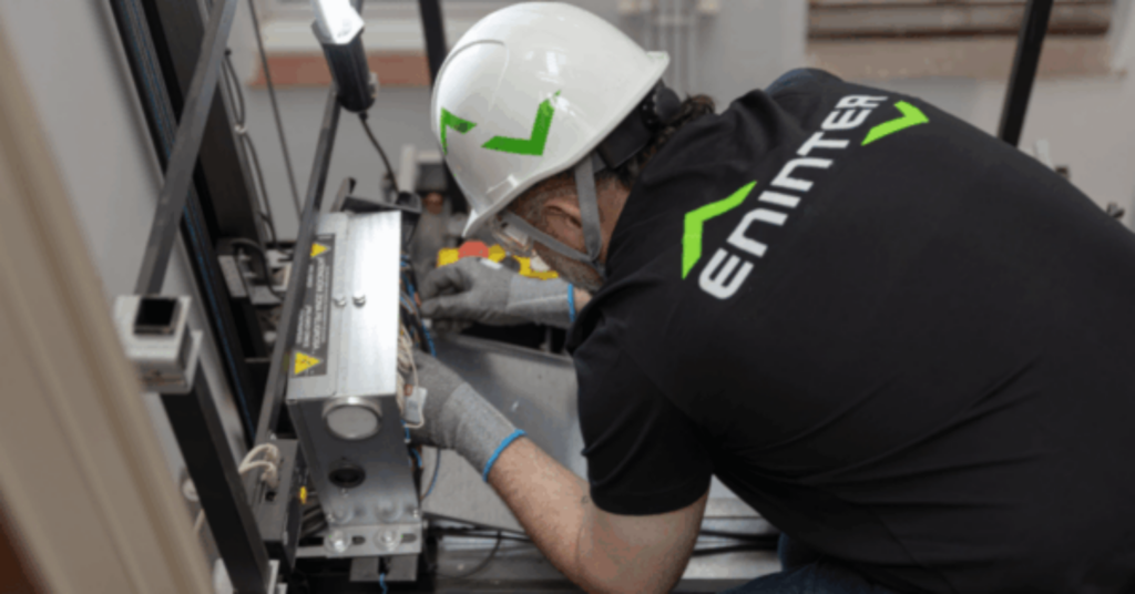 Tecnico che ripara un guasto all'ascensore